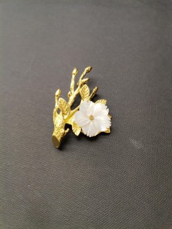 Broche fleur sur une...